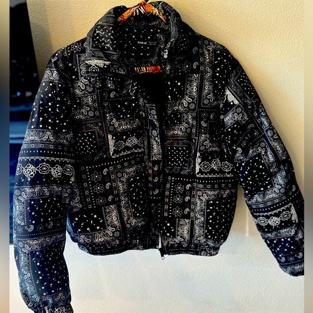 WOMEN’S BLACK BANDANA PUFFER JACKET - SIZE MEDIUM - ONLY WORE ONCE *Ships Fast*